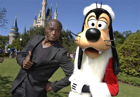 What Its Like To Work As A Disney World Mascot Goofy