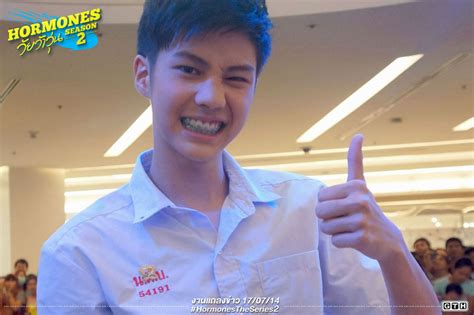 ด้วยความที่ แบงค์ ธิติ มีความอดทน ขยัน และพร้อมปรับเปลี่ยนตนเองรับสิ่งใหม่ๆ ดุจน้ำครึ่งแก้วเติมเท่าไหร่ก็ไม่เต็ม. แบงค์ ฮอร์โมน กับ มิน เลิฟซิก หน้าคล้ายกัน | Dek-D.com