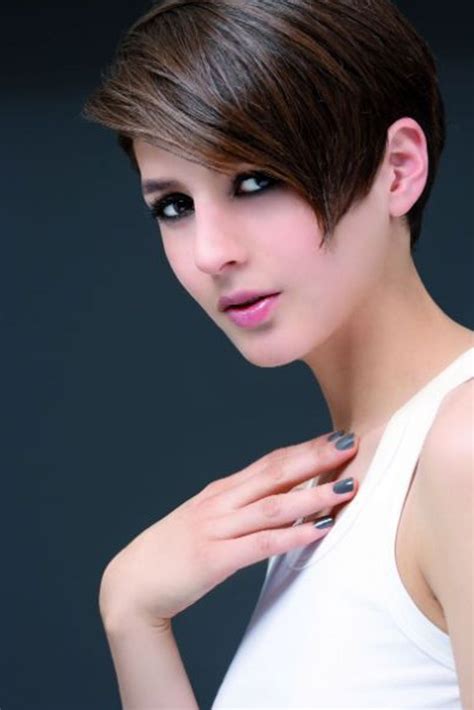 En conséquence, la coiffure volumineuse est garantie. Coupe de cheveux carré plongeant automne-hiver 2016 @ Biguine | Cheveux courts 2015, Cheveux ...