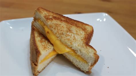 Make sure to use a heavy cast you want about 8 to 10 slices total, depending on how many cheese sandwiches you are making. How to Make the Perfect Grilled Cheese Sandwich | Easy ...