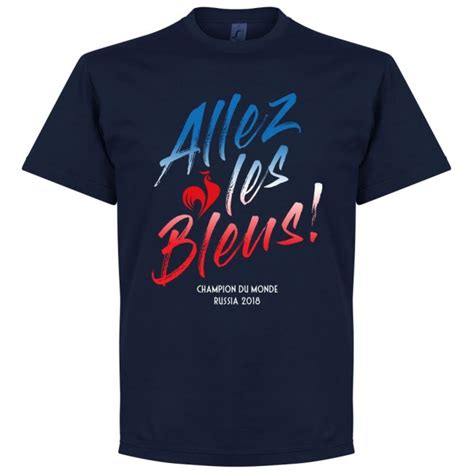 De swoosh van nike op de rechterborst is blauw en hetzelfde geldt voor het embleem van de franse voetbalbond, de fff. Frankrijk wereldkampioen 2018 t-shirts gelanceerd ...