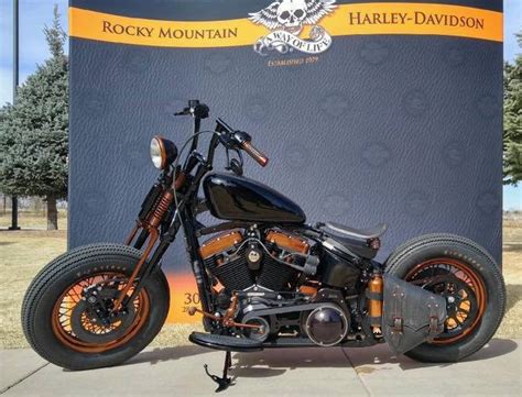 Avec ses gênes de fat boy, c'est un bobber moderne dont la suspension planquée sous le moteur laisse croire à un cadre rigide. My 2017 Softail Slim Bobber Build - Harley Davidson Forums