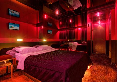 7 Hotel Rooms With Stripper Poles