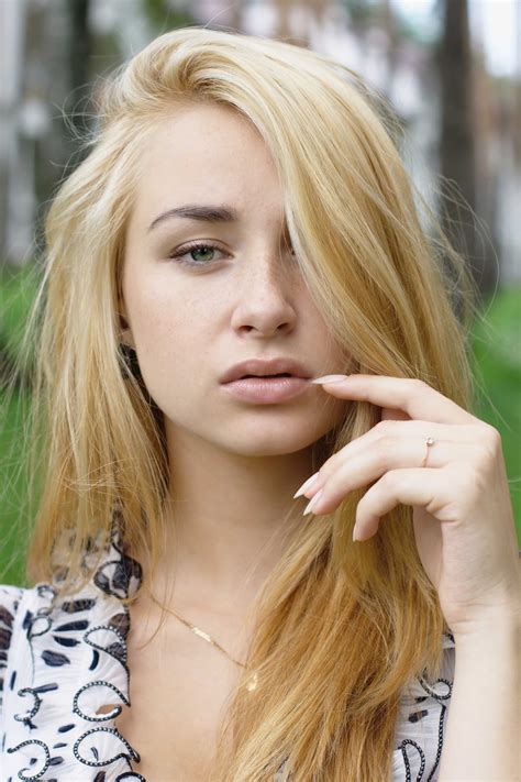 Sabina's stretched roots and chunky streaks of bright blonde are at the top of my inspo board right now. Are Chunky Highlights for You?