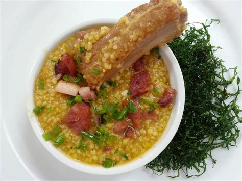 Junte as costelinhas e tempere com sal, pimenta e o urucum. Encontro Gourmet: Canjiquinha com costelinha