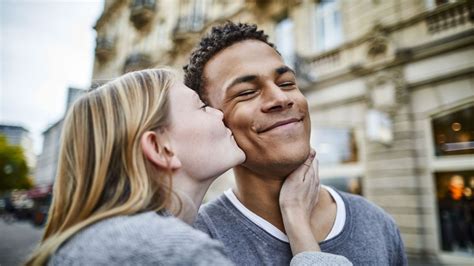 L’importance De S’embrasser Dans Un Couple Les Conseils D’alexandra Hubin Sexologue Rtbf Actus