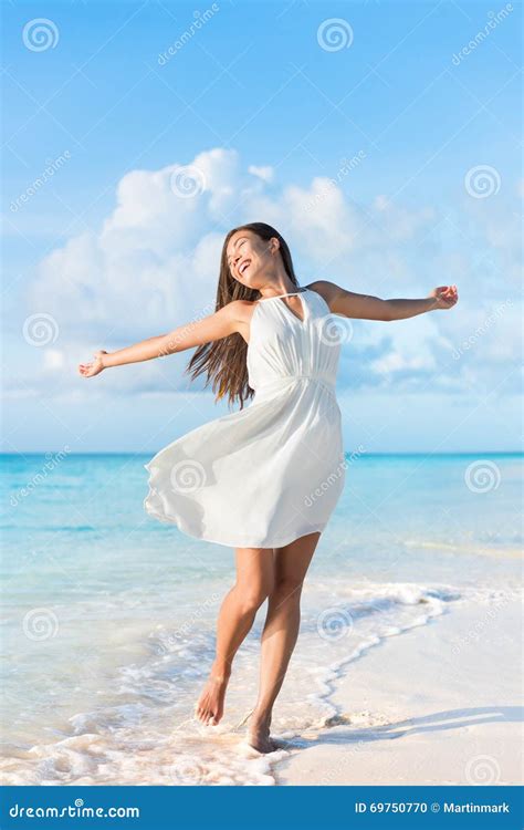 naked asian girl dancing on beach porn photo
