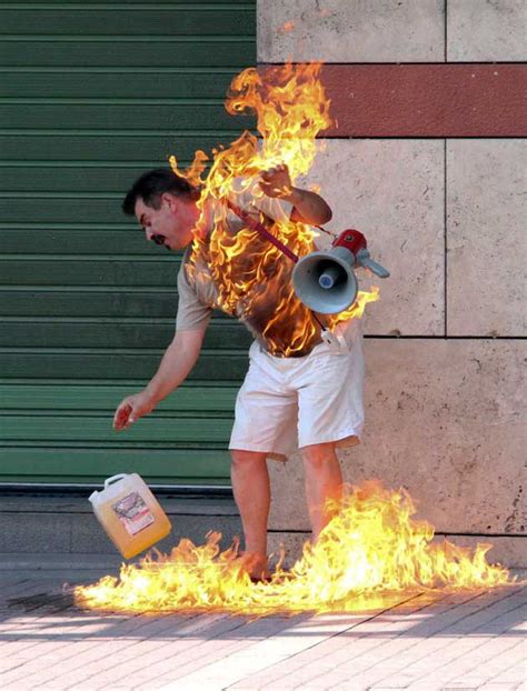 En fotos: Un hombre se prende fuego ante la negativa de préstamo de