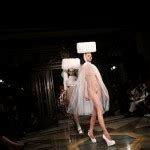 Modelle Nude Alla Sfilata Di Pam Hogg Cooletto