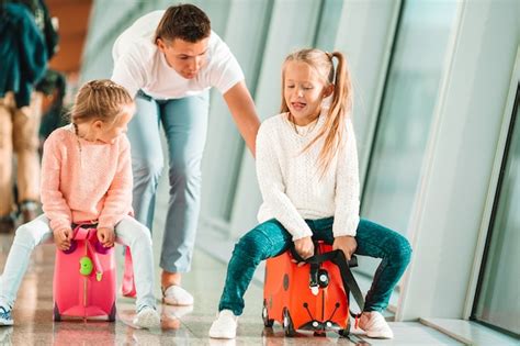 Familia Feliz Con Equipaje Y Tarjeta De Embarque En El Aeropuerto