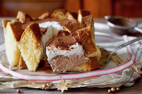 Separate gli albumi dai tuorli ponendoli in due ciotole. Semifreddo di Pandoro | Ricetta ed ingredienti dei ...