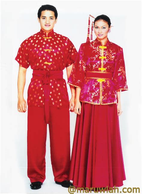 Baju melayu bagi rakyat malaysia terbahagi kepada dua, iaitu baju melayu potongan teluk belanga dan potongan cekak. The Malaysia MultiCultural: Pakaian Tradisional Cina