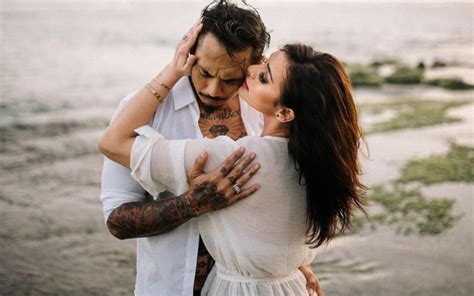 Selain menjadi model, istri jerinx sid ini juga menjual jasa untuk mempromosikan barang atau produk. Jerinx SID Andalkan Pendapatan Sang Istri untuk Hidup ...