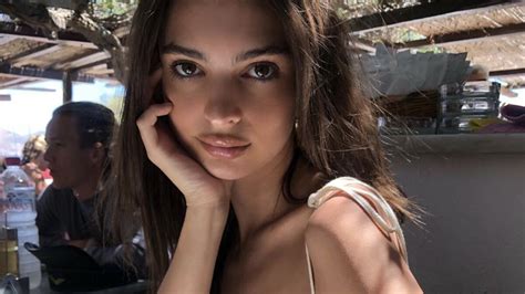Bombshell Emily Ratajkowski Bares All Right In The Middle Of A Restaurant