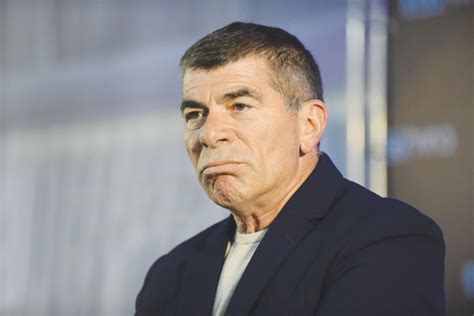 הרמטכל לשעבר גבי אשכנזי החל אתמול את טבילת האש הראשונה שלו עם שוק ההון במסגרת תפקידו החדש כיור חברת שמן. משה נסטלבאום: מדוע גבי אשכנזי נמנע מלבקר את נתניהו? | מעריב