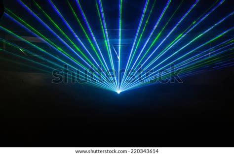 Disco Lichtshow Staffelleuchten Mit Laser Stockfoto 220343614
