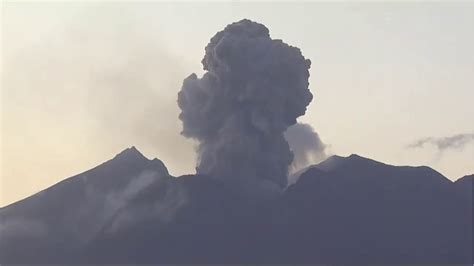 Manage your video collection and share your thoughts. 桜島 爆発的噴火 2020年01月17日16時47分 (Sakurajima explosive eruption ...