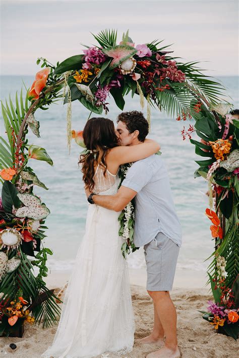 Intimate Elopement In Kona Hawaii Vintage And Lace Kona Hawaii Wedding