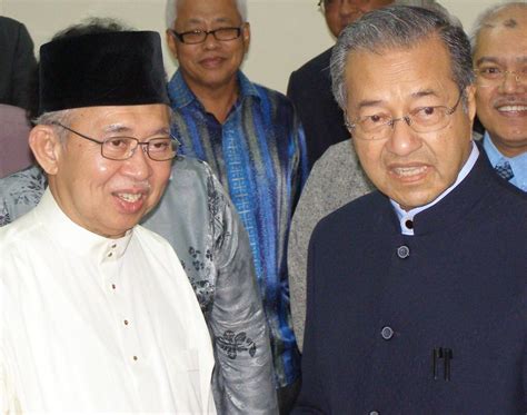 In an exclusive interview, umno adviser tengku razaleigh hamzah insisted that umno is gunning for a huge victory at the next. PenangKini: "Mahathir Seorang Yang Suka Buat Kejutan" - Ku Li