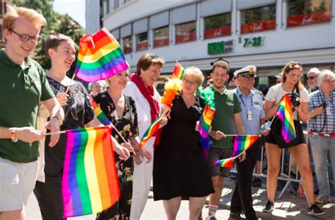 Standen er bemannet med frivillige, og her kan du slå av pride park finner sted i spikersuppa (mellom stortinget og nationalteateret), og avholdes onsdag 19. Se bildene fra Oslo Pride-paraden her - Melk & Honning