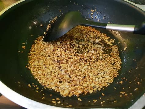 Panaskan minyak dan tumiskan bawang putih sehingga wangi. Ini Resipi Mee Hailam Tumis Yang Mudah Dan Sedap Untuk ...