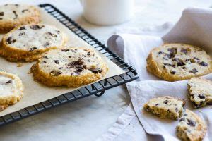 Salted Butter And Chocolate Chunk Shortbread Cookies Mondomulia