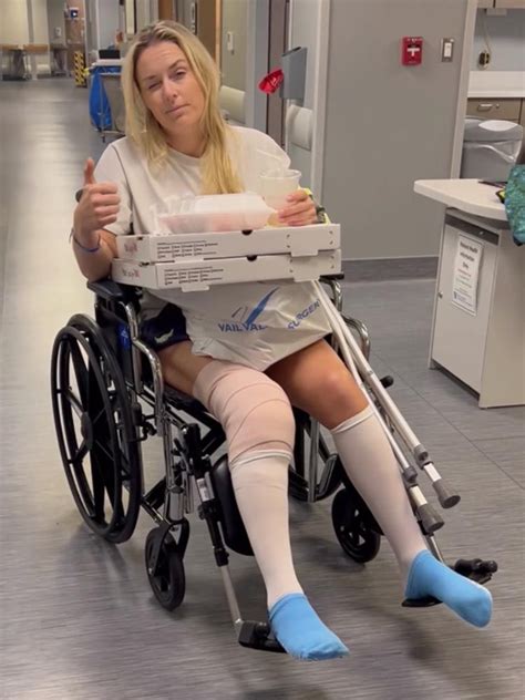 Lindsey Vonn Shares Post Knee Surgery Snap Don T Worry I Got Pizza