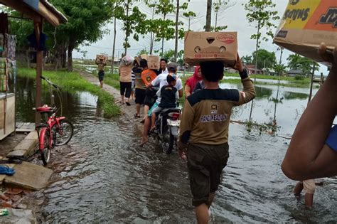 Pks Pasarkemis Bagikan Nasi Bungkus Untuk Korban Banjir