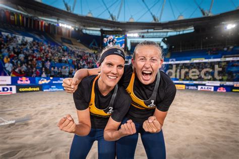 Смелая журналистка и ее помощники против инопланетных злодеев. Beach Shorts