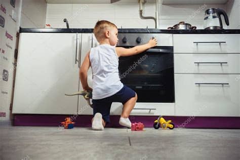 Quesadilla, es gratis, es uno de nuestros juegos de cocina que hemos seleccionado. Niño jugando en la cocina con una estufa de gas. — Fotos ...