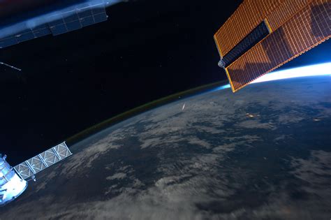 This is the view from the iss directly down to earth. 宇宙から見おろす流れ星 ISSから撮影