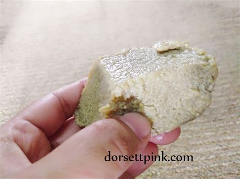 Tips untuk dapatkan kuih tok aji serban yang sedap adalah kukus pulut sebanyak dua kali.kukusan kali pertama sebelum dimasukkan santan lepas. Tok Aji Serban - Kuih Tradisi Terengganu - dorsett pink