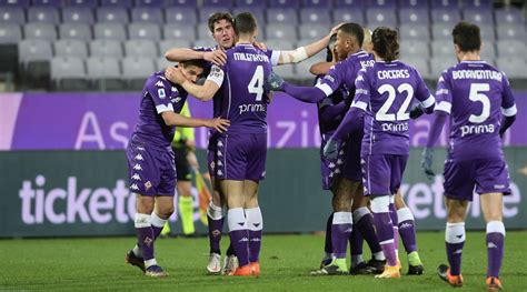Born 28 january 2000) is a serbian professional footballer who plays as a striker for serie a club fiorentina and the serbia national team. Serie A, Fiorentina-Cagliari 1-0: Vlahovic regala la ...