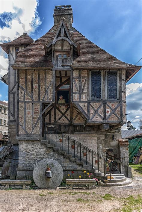 Une Belle Maison Médiévale Avec Le Propriétaire Dorigine Rfrance
