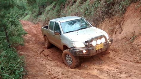Toyota Hilux Subiendo Camino Con Barro En Plantación Forestal Colombia