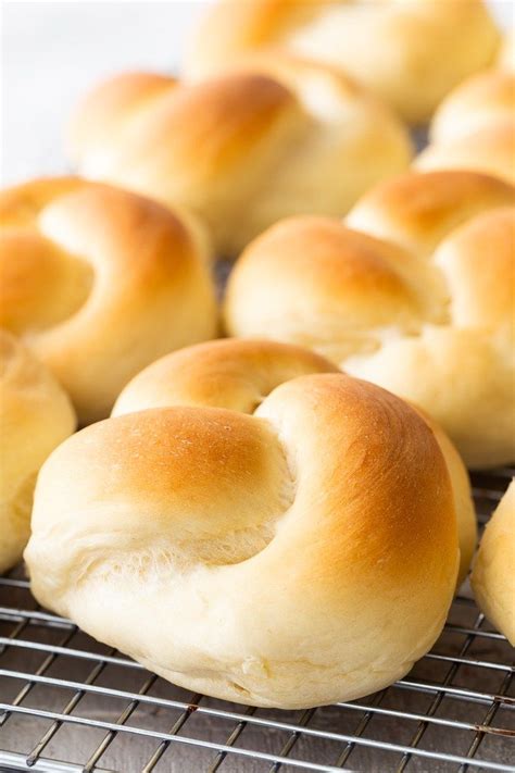 Add in 5 1/2 cups of flour. Mom's Dinner Rolls - Easy Peasy Meals | Recipe | Dinner ...