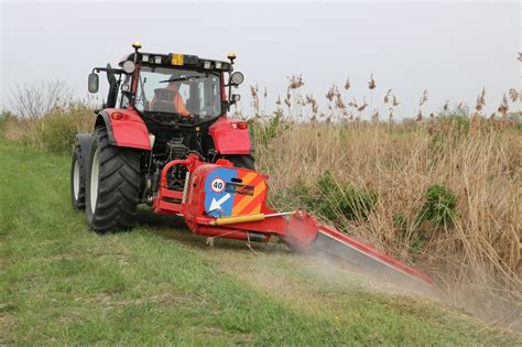 L9 flex 250 shearing machine combined with a bm better 170 tractor. Schlegelmulcher von SEPPI M. im Einsatz unter ...
