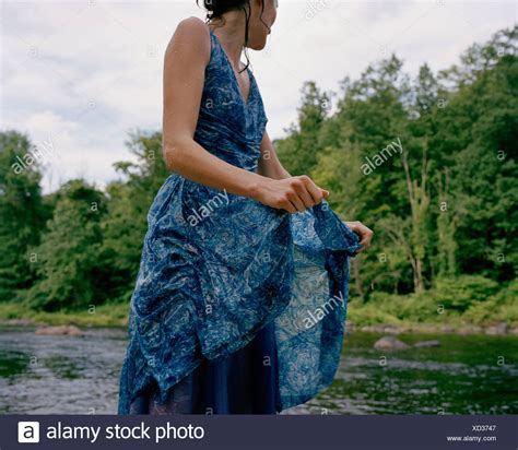 Eine Frau Stand Neben Einem Fluss In Einem Nassen Kleid Stockfotografie