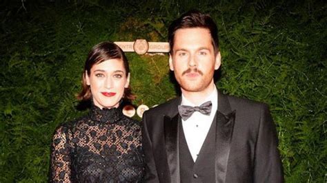 Lizzy Caplan Is Married See The Stunning Wedding Pic