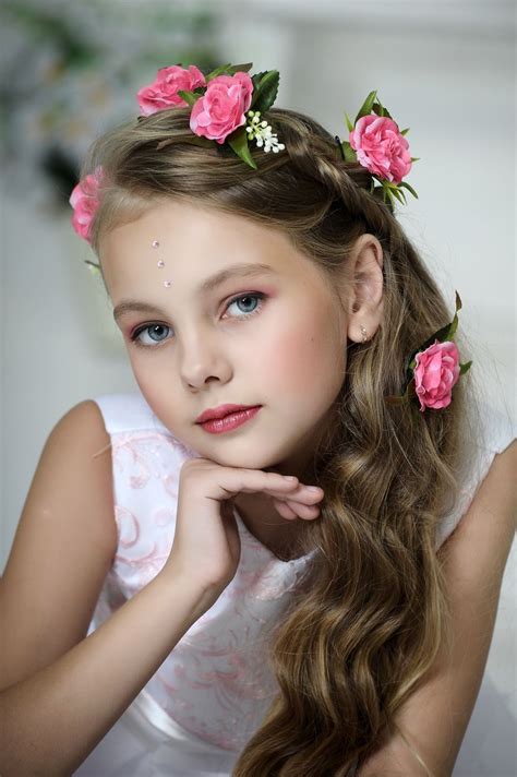 banco de imágenes gratis retrato de una niña muy hermosa posando con rosas en su cabello