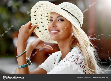 közelkép divat portré vidám gyönyörű szőke kalapban — stock fotó © paultarasenko 356014700