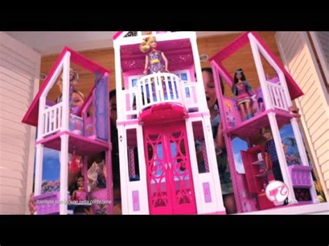 The barbie ® dreamhouse™ measures an impressive 3+ feet tall and 4+ feet wide and features 3 stories, 8 rooms and 70+ accessories.; Barbie La casa di Malibù Casa di Barbie: confronta i ...