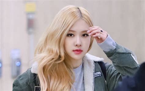 Tak hanya itu, dalam foto lainnya yang diunggah, rose yang menggunakan dress yang sama tengah berada di sebuah jalan kecil. Rambut Rose BLACKPINK Jadi Perdebatan, Lebih Cantik Hitam atau Pirang?