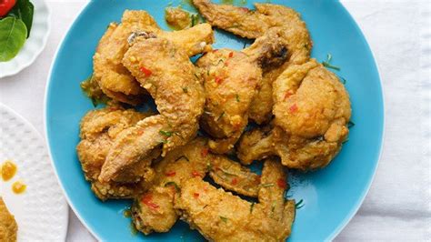 This easy salted egg chicken recipe is a great idea. Salted Egg Chicken Wings - Daily Makan