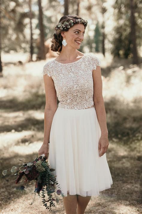 Kleider und möbelstücke aus den 30er. Das cremefarbene Standesamtkleid Vintage-Stil ...