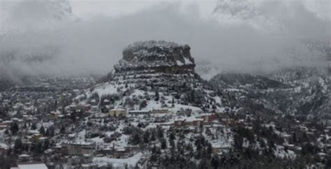 Tarsustan yola çıkarsanız çamlıyayla63 tabelası ile başlar yolunuz, her 10 km de devam eder tabelalar.virajı çoktur yayla yolunun mide bulandırır.pişman eder kimilerini. Çamlıyayla Kar Yağışı, Ulaşımı Olumsuz Etkiliyor.