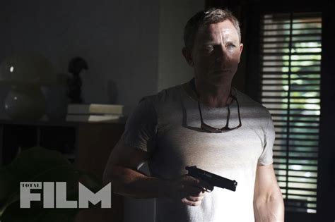 Скачать минус песни «no time to die» 320kbps. New image of Daniel Craig's 007 from No Time to Die