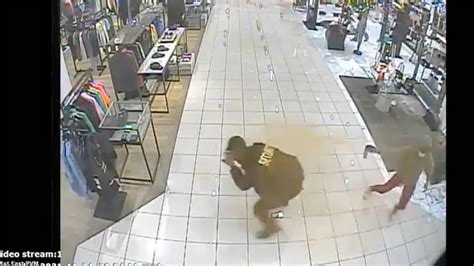 Los Angeles Smash And Grab Suspects Knock Pregnant Woman To The Ground Police Fox News