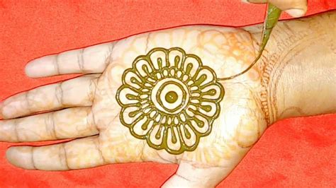 You may have seen various trends, but no pattern can compete till now with this design. Gol Tikki Mehndi Designs For Back Hand Images / Gol tikki beautiful full Back hand Mehndi with ...