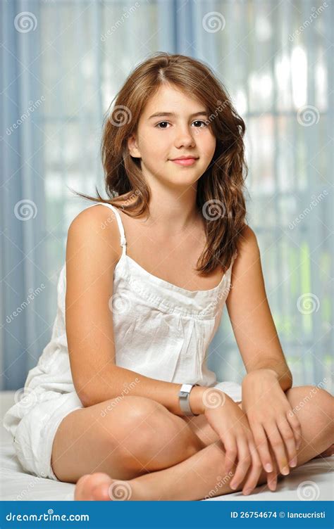 Menina Adolescente Bonita Em Casa No Vestido Branco Foto De Stock